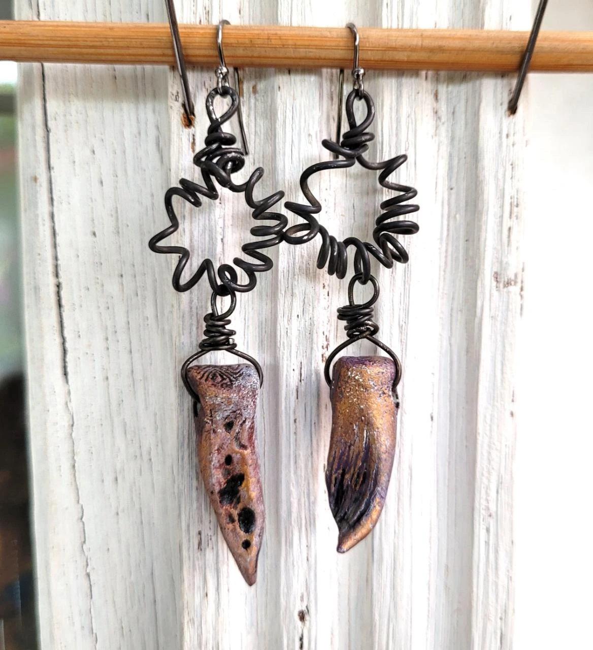 Des boucles d'oreille minimalistes et primitives avec céramiques artisanales ..